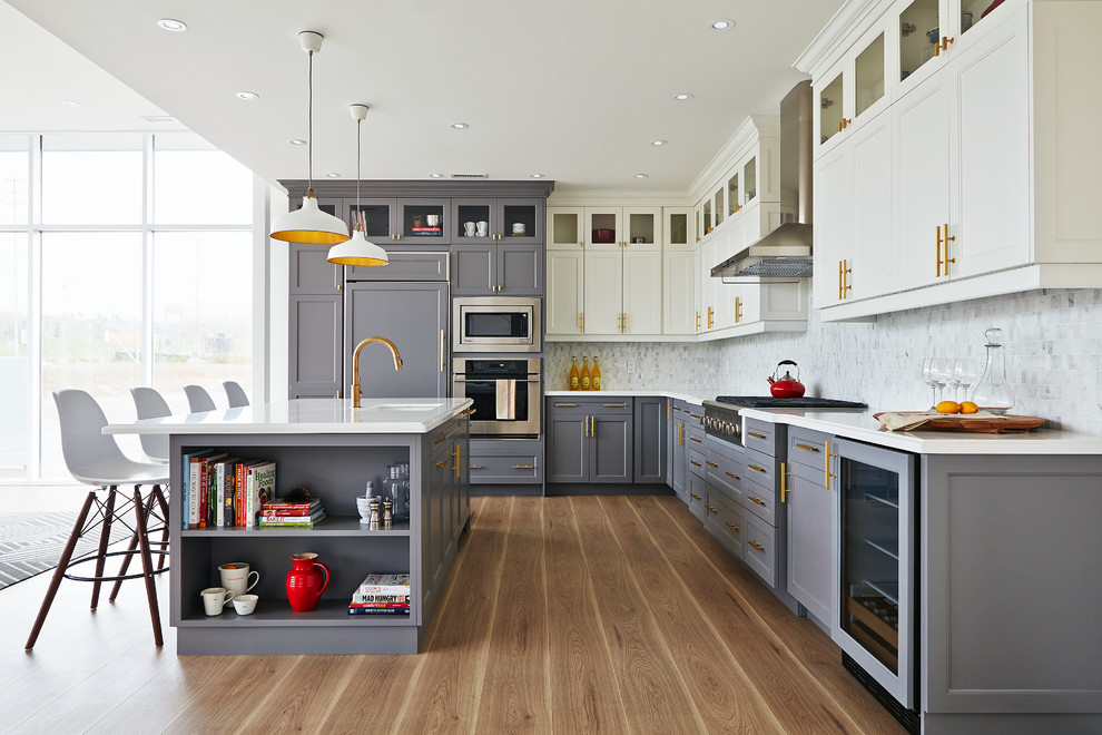 Klassische Küche in grau-weiß in L-Form mit grauen Schränken, Kücheninsel, Küchenrückwand in Weiß und Rückwand aus Steinfliesen in Toronto