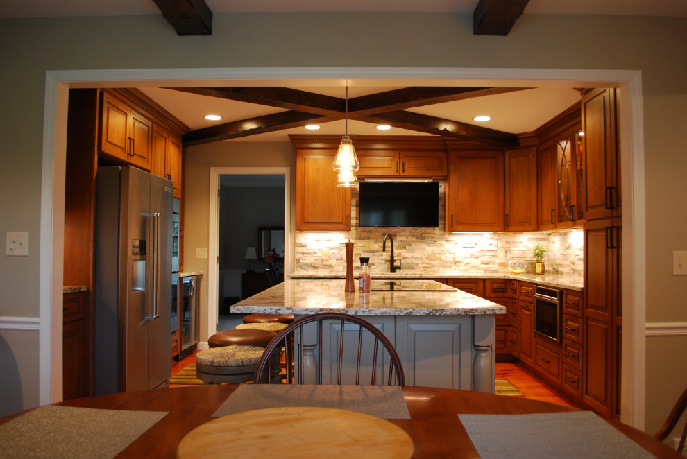 Idéer för att renovera ett mellanstort lantligt beige beige kök, med en undermonterad diskho, luckor med upphöjd panel, skåp i mellenmörkt trä, bänkskiva i kvarts, beige stänkskydd, stänkskydd i kalk, rostfria vitvaror, mellanmörkt trägolv, en köksö och orange golv