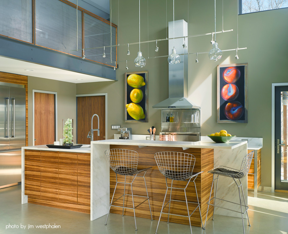 Inredning av ett modernt mellanstort kök, med en undermonterad diskho, släta luckor, skåp i mellenmörkt trä, marmorbänkskiva, vitt stänkskydd, stänkskydd i sten, rostfria vitvaror, betonggolv och en köksö