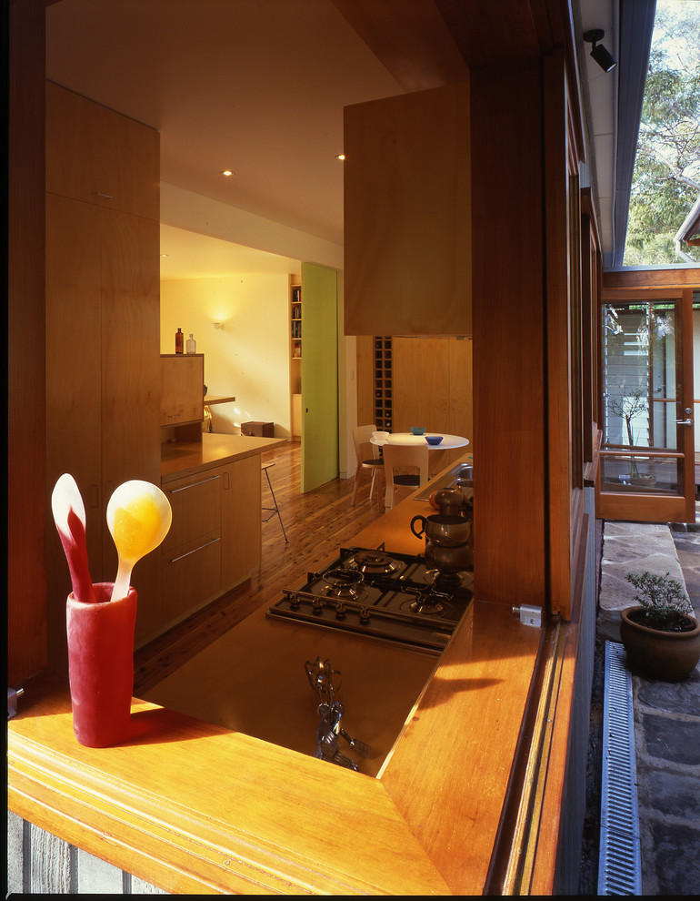 Esempio di una cucina ad ambiente unico stile marino con ante lisce, ante in legno chiaro e top in legno