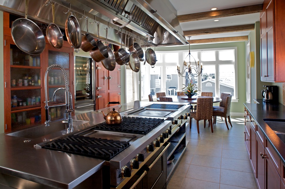 Foto de cocina comedor clásica renovada con fregadero integrado, armarios tipo vitrina, puertas de armario de madera oscura, encimera de cuarcita y electrodomésticos de acero inoxidable
