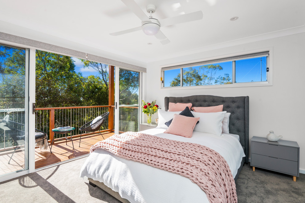 Modernes Schlafzimmer mit weißer Wandfarbe, Teppichboden und grauem Boden in Sydney