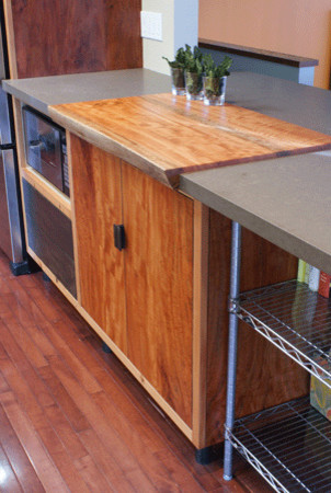 Example of a minimalist kitchen design in Orange County