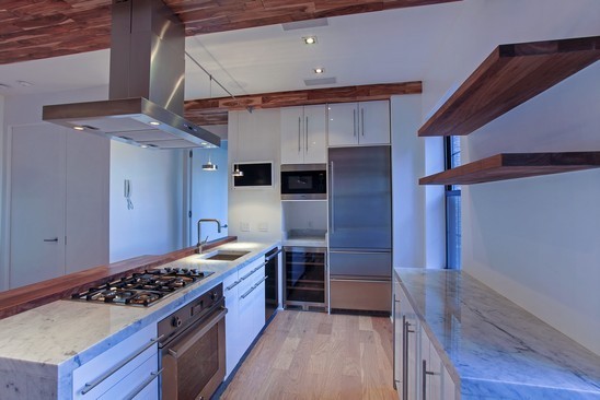 Foto di una cucina design di medie dimensioni con lavello sottopiano, ante lisce, ante bianche, top in marmo, elettrodomestici in acciaio inossidabile e 2 o più isole