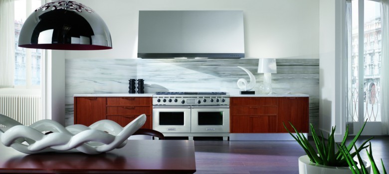 Ejemplo de cocina comedor lineal contemporánea con puertas de armario de madera en tonos medios, encimera de mármol y electrodomésticos de acero inoxidable