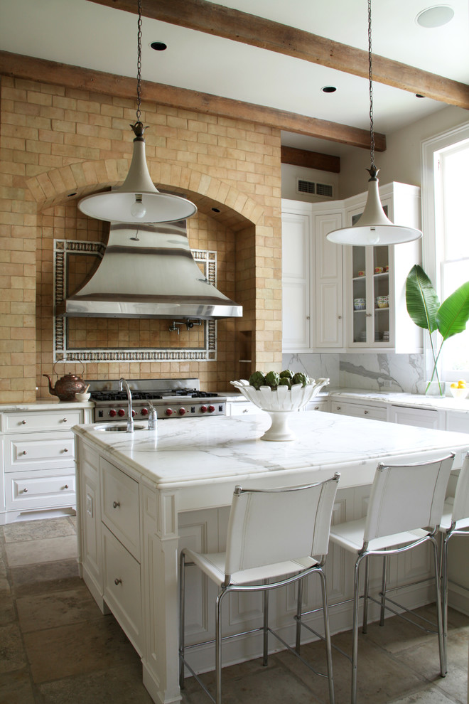 Foto de cocina clásica renovada con armarios con paneles con relieve, puertas de armario blancas, salpicadero multicolor y electrodomésticos de acero inoxidable