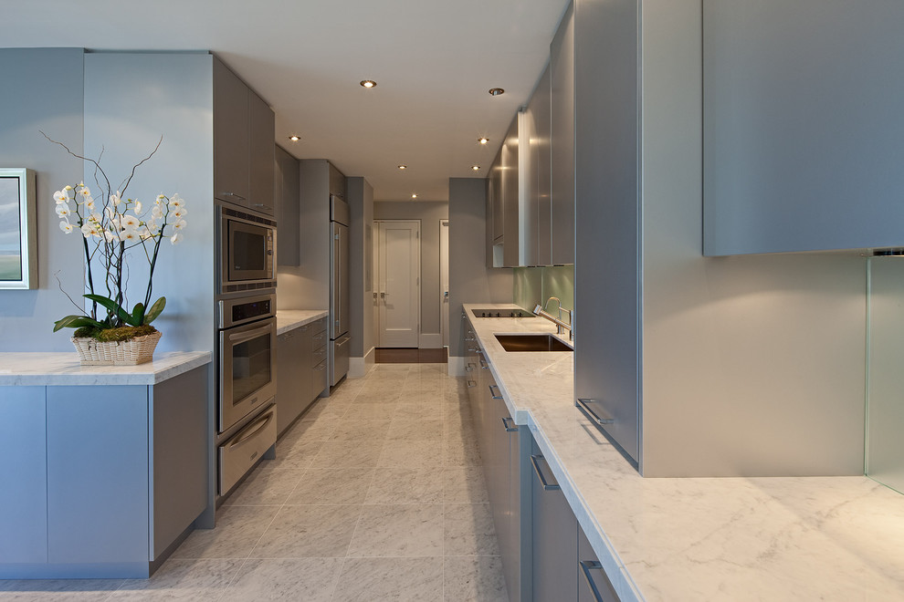 Zweizeilige Moderne Küche mit Unterbauwaschbecken, flächenbündigen Schrankfronten, grauen Schränken, Glasrückwand, Küchengeräten aus Edelstahl und grauem Boden in Toronto