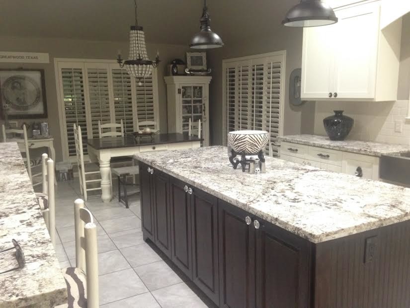 Landhaus Küche mit Landhausspüle, Granit-Arbeitsplatte, Küchenrückwand in Weiß, Rückwand aus Metrofliesen, Küchengeräten aus Edelstahl, Kücheninsel und grauem Boden in Houston