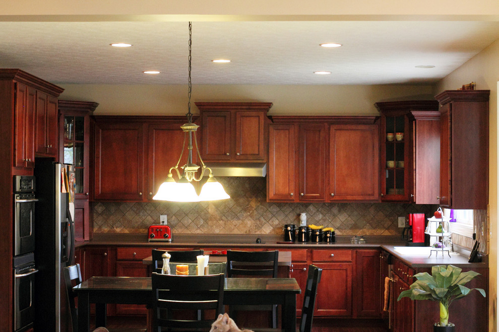 Example of a classic kitchen design in Indianapolis