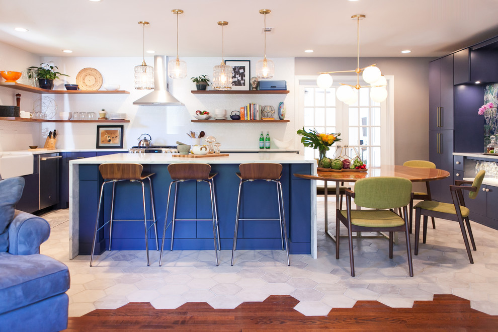 Immagine di una cucina boho chic di medie dimensioni con lavello stile country, ante lisce, ante blu, paraspruzzi bianco, elettrodomestici in acciaio inossidabile, pavimento bianco e parquet e piastrelle