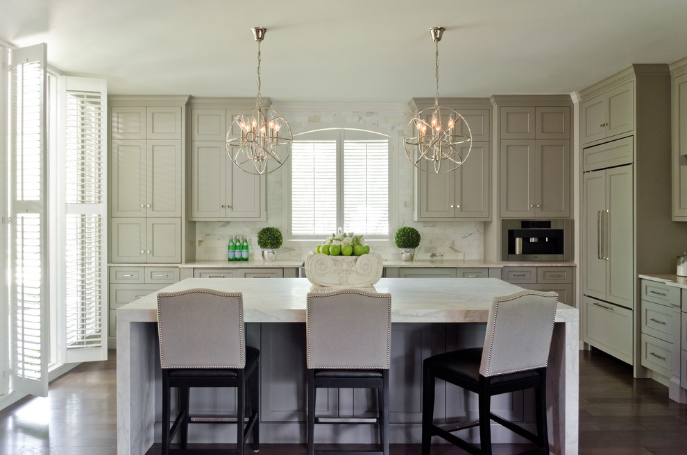 Exempel på ett modernt kök, med en rustik diskho, integrerade vitvaror, en köksö, marmorbänkskiva, vitt stänkskydd, stänkskydd i stenkakel och mellanmörkt trägolv
