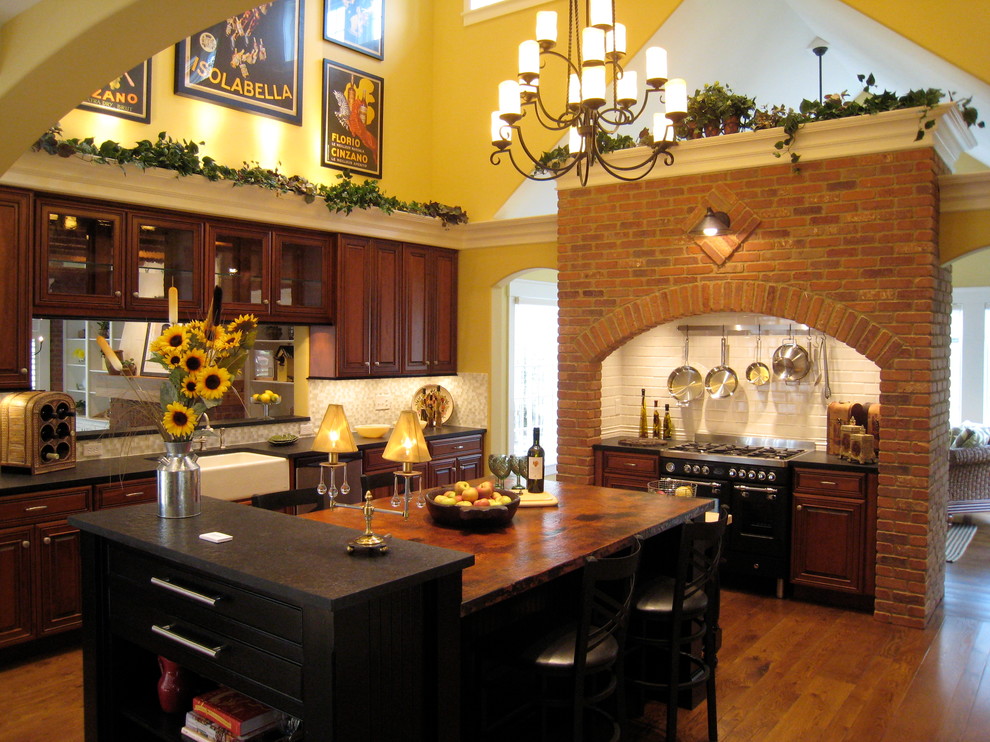 Immagine di una cucina chic con lavello stile country, top in rame e pavimento in legno massello medio