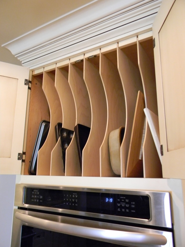 Imagen de cocinas en L clásica grande abierta con puertas de armario blancas, electrodomésticos de acero inoxidable y una isla