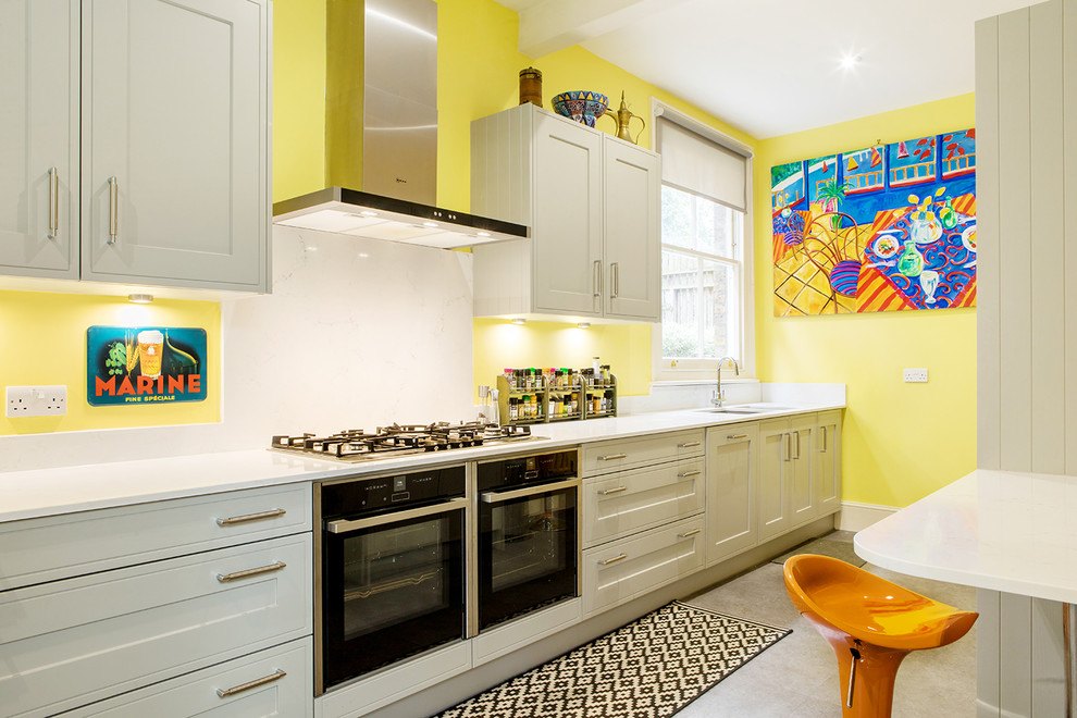 ロンドンにあるお手頃価格の中くらいなトロピカルスタイルのおしゃれなキッチン (アンダーカウンターシンク、珪岩カウンター、白いキッチンパネル、白いキッチンカウンター) の写真