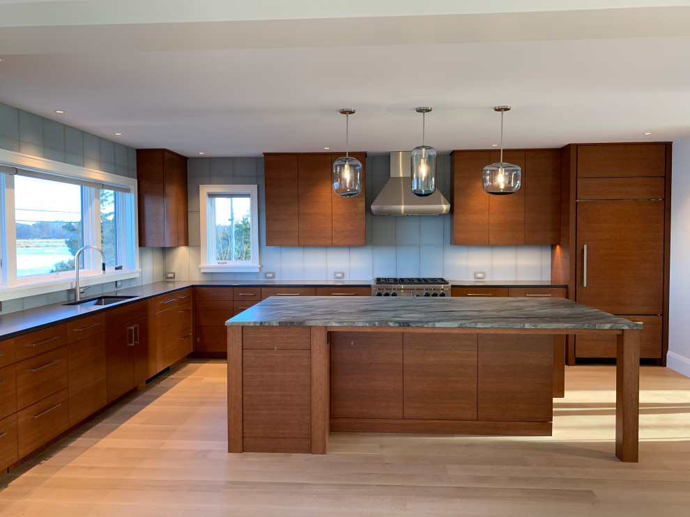 Exempel på ett mellanstort modernt grå grått kök, med en enkel diskho, släta luckor, skåp i mellenmörkt trä, marmorbänkskiva, blått stänkskydd, stänkskydd i glaskakel, rostfria vitvaror, mellanmörkt trägolv, en köksö och gult golv