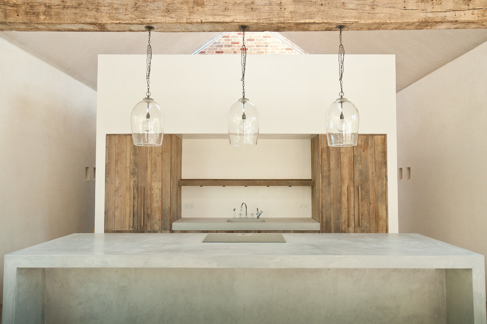 Zweizeilige Rustikale Küche mit integriertem Waschbecken, hellbraunen Holzschränken, Betonarbeitsplatte und Kücheninsel in Sonstige