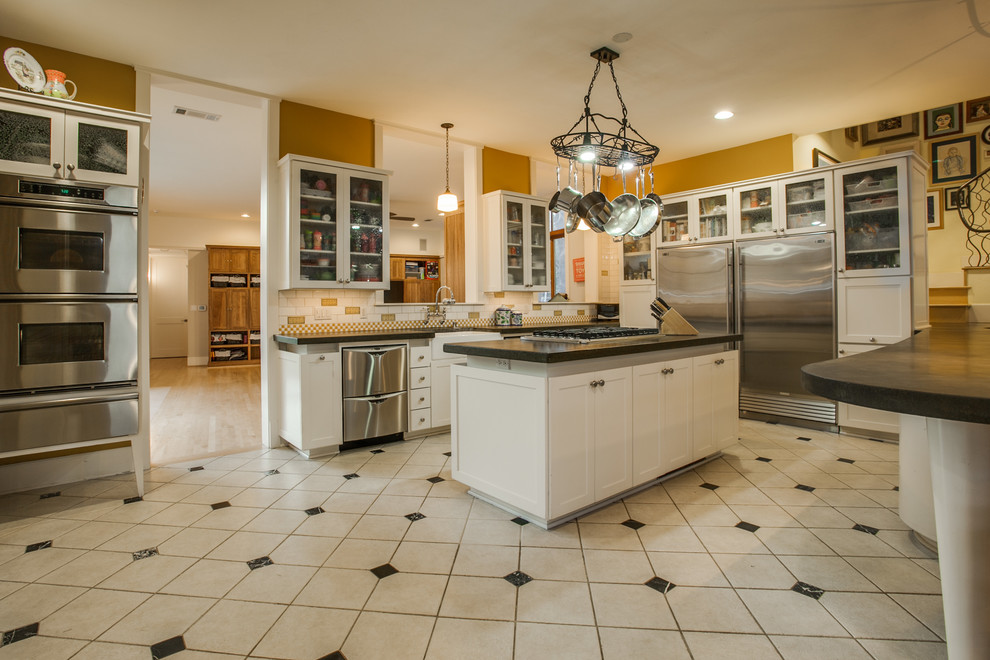 Große Moderne Küche mit Landhausspüle, Glasfronten, weißen Schränken, Rückwand aus Keramikfliesen, Küchengeräten aus Edelstahl, Keramikboden und Kücheninsel in Dallas