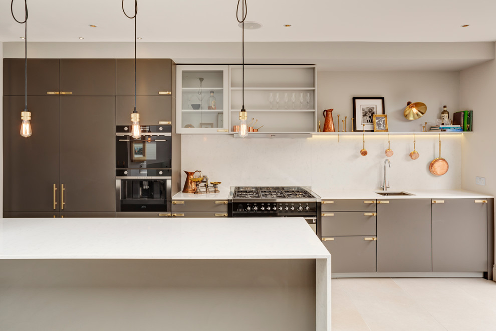 Moderne Küche mit Unterbauwaschbecken, flächenbündigen Schrankfronten, braunen Schränken, Küchenrückwand in Weiß und Tapete in London