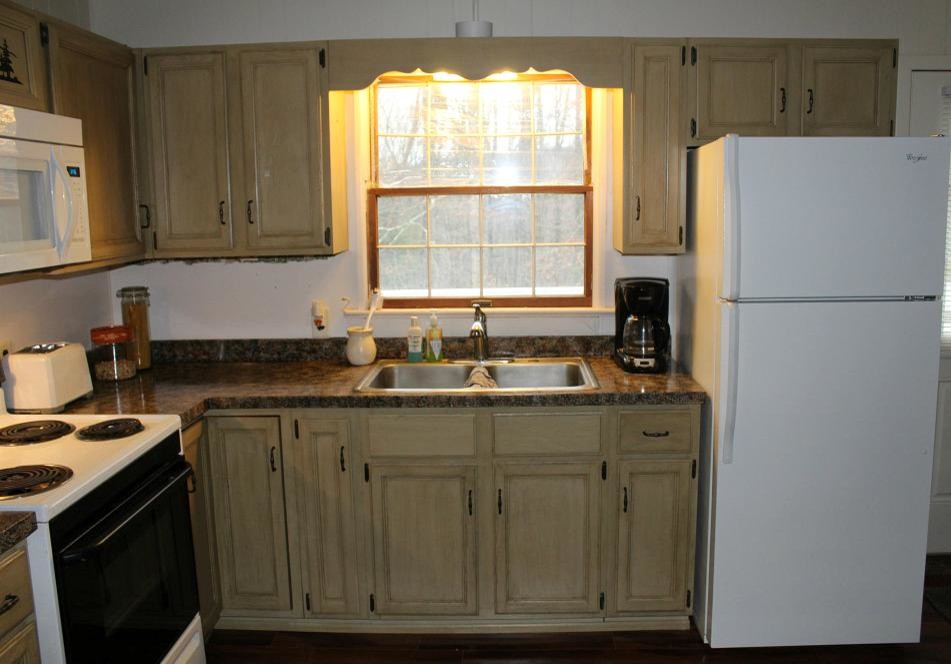 Landhausstil Küche in U-Form mit Doppelwaschbecken, profilierten Schrankfronten, Schränken im Used-Look, Laminat-Arbeitsplatte und Halbinsel in Washington, D.C.