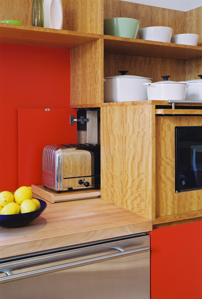Foto di una cucina moderna di medie dimensioni con top in legno, elettrodomestici in acciaio inossidabile, lavello sottopiano, ante lisce, parquet chiaro e ante in legno chiaro