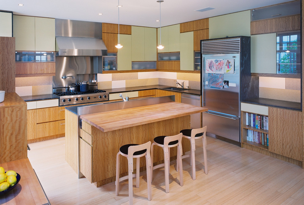 Idéer för att renovera ett mellanstort funkis kök, med släta luckor, gröna skåp, träbänkskiva, flerfärgad stänkskydd, stänkskydd i mosaik, rostfria vitvaror, en undermonterad diskho och ljust trägolv