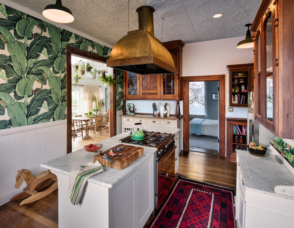 サンフランシスコにあるヴィクトリアン調のおしゃれな独立型キッチン (シェーカースタイル扉のキャビネット、白いキャビネット、濃色無垢フローリング、壁紙) の写真