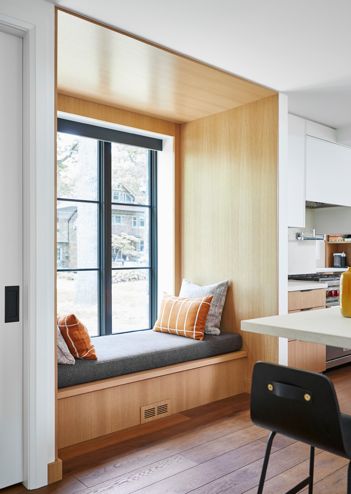 Moderne Küche mit braunem Holzboden in Toronto