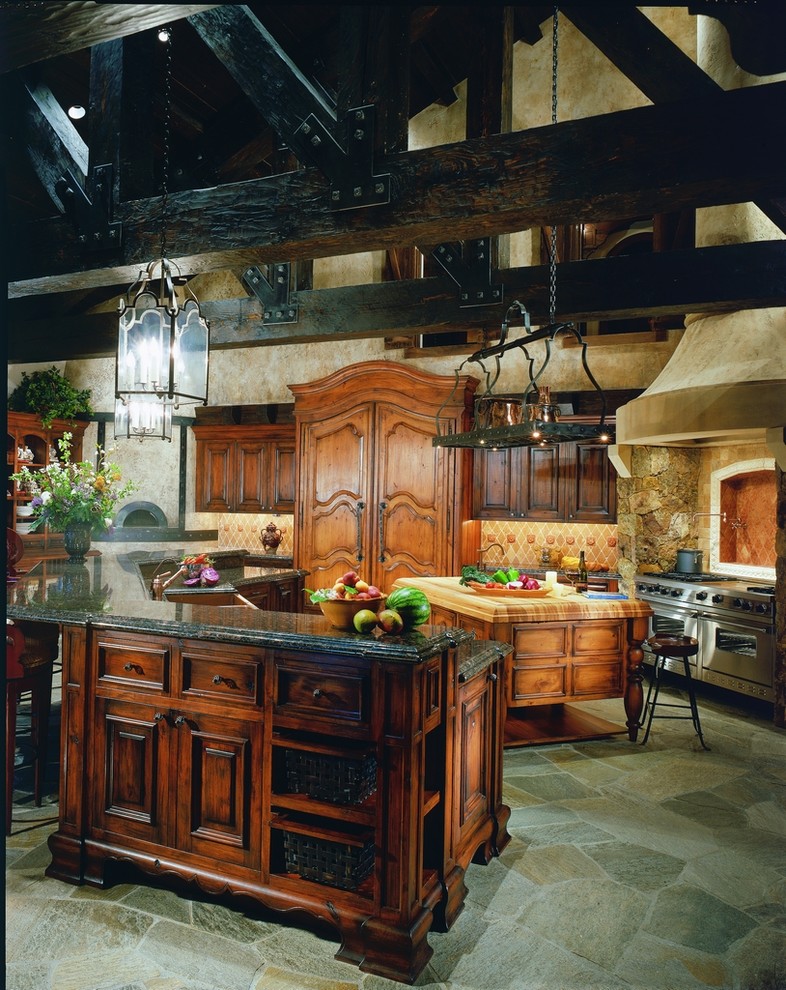 Bild på ett rustikt kök, med luckor med upphöjd panel, skåp i mellenmörkt trä, beige stänkskydd och rostfria vitvaror