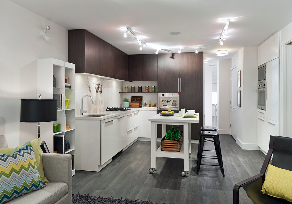 Moderne Küche in L-Form mit Unterbauwaschbecken, flächenbündigen Schrankfronten, dunklen Holzschränken und Elektrogeräten mit Frontblende in Vancouver