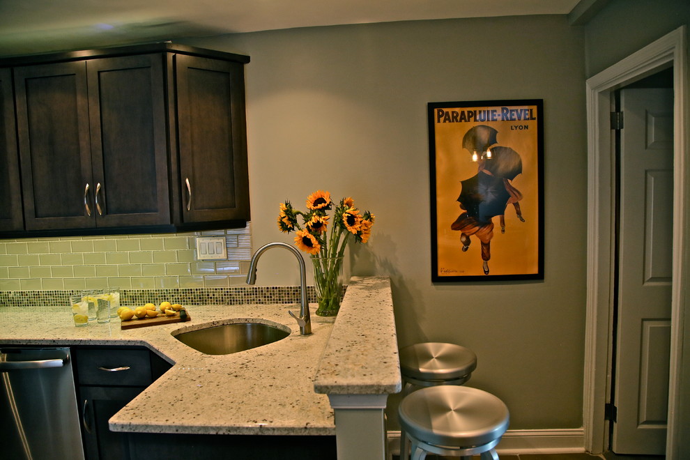 Esempio di una cucina chic di medie dimensioni con ante in stile shaker, paraspruzzi beige, paraspruzzi con piastrelle di vetro, elettrodomestici in acciaio inossidabile, pavimento con piastrelle in ceramica e lavello sottopiano