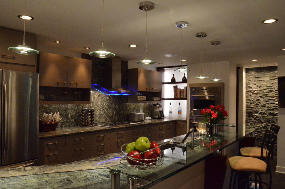 Immagine di una cucina contemporanea con lavello sottopiano, ante lisce, ante in legno scuro, top in granito, paraspruzzi verde e elettrodomestici in acciaio inossidabile