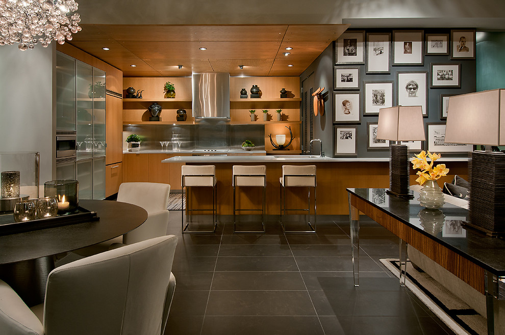 Стильный дизайн: п-образная кухня-гостиная в современном стиле с врезной мойкой, плоскими фасадами, фасадами цвета дерева среднего тона, фартуком цвета металлик, техникой под мебельный фасад и полуостровом - последний тренд