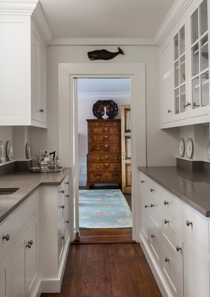 Ejemplo de cocina tradicional con fregadero bajoencimera, puertas de armario blancas y electrodomésticos de acero inoxidable