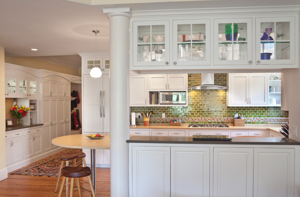 Пример оригинального дизайна: кухня в классическом стиле с зеленым фартуком
