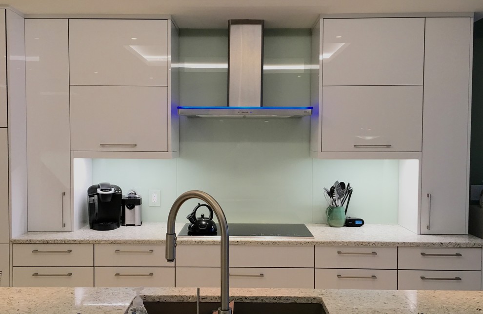 Offene, Einzeilige, Große Moderne Küche mit Lamellenschränken, weißen Schränken, Küchenrückwand in Grün und Glasrückwand in Miami