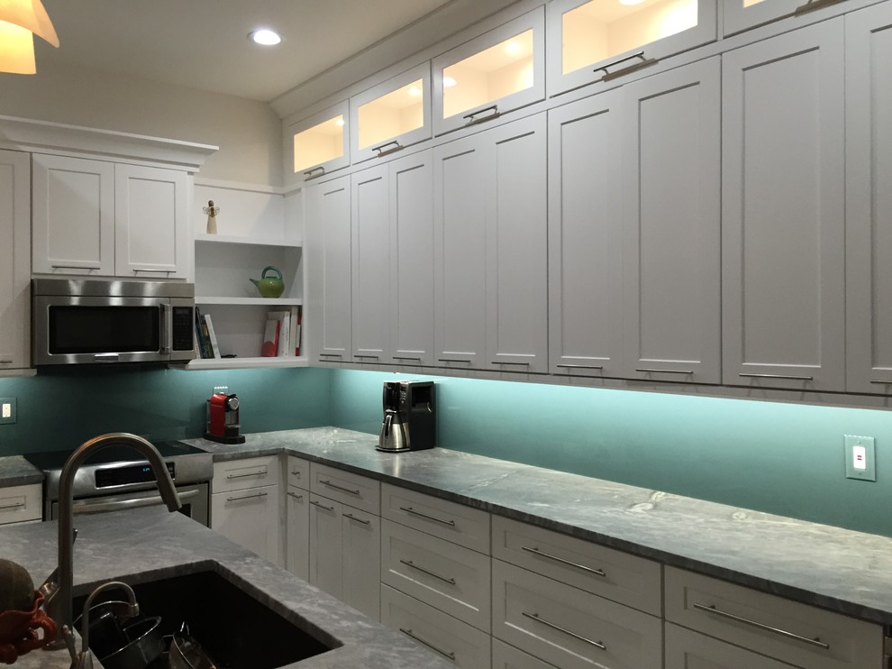 Offene Klassische Küche in L-Form mit Küchenrückwand in Blau, Glasrückwand und Kücheninsel in Miami
