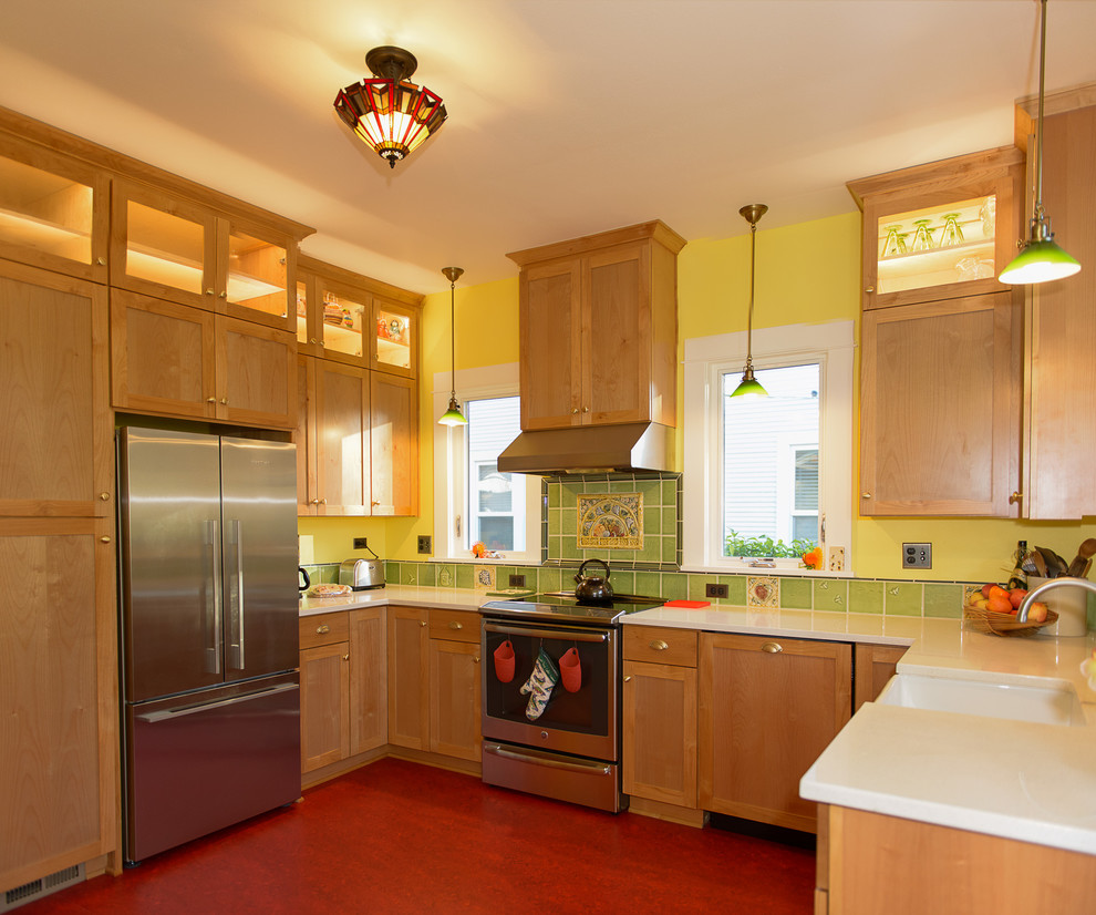 Exempel på ett mellanstort amerikanskt kök, med en rustik diskho, luckor med glaspanel, skåp i mellenmörkt trä, bänkskiva i kvarts, grönt stänkskydd, stänkskydd i keramik och rostfria vitvaror