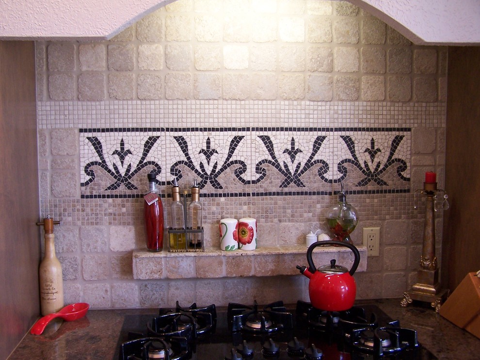 Exemple d'une cuisine ouverte chic avec un plan de travail en granite.