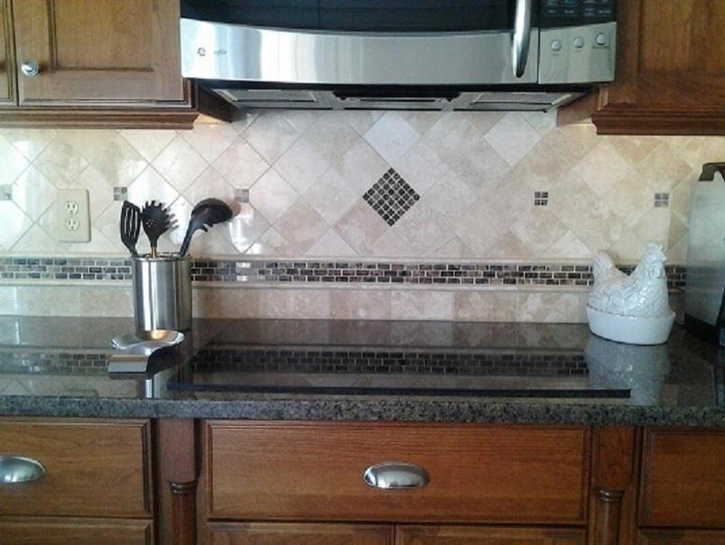 Exempel på ett lantligt kök och matrum, med luckor med infälld panel, skåp i mellenmörkt trä, granitbänkskiva, flerfärgad stänkskydd, stänkskydd i glaskakel och rostfria vitvaror
