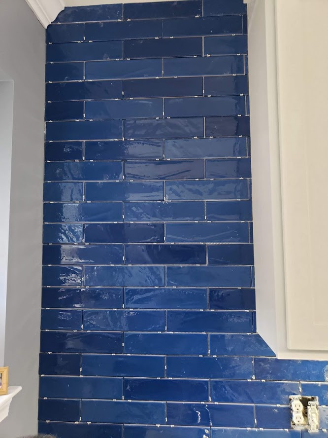 Mittelgroße Moderne Küche mit Küchenrückwand in Blau, Rückwand aus Keramikfliesen, Vinylboden und grauem Boden in Baltimore