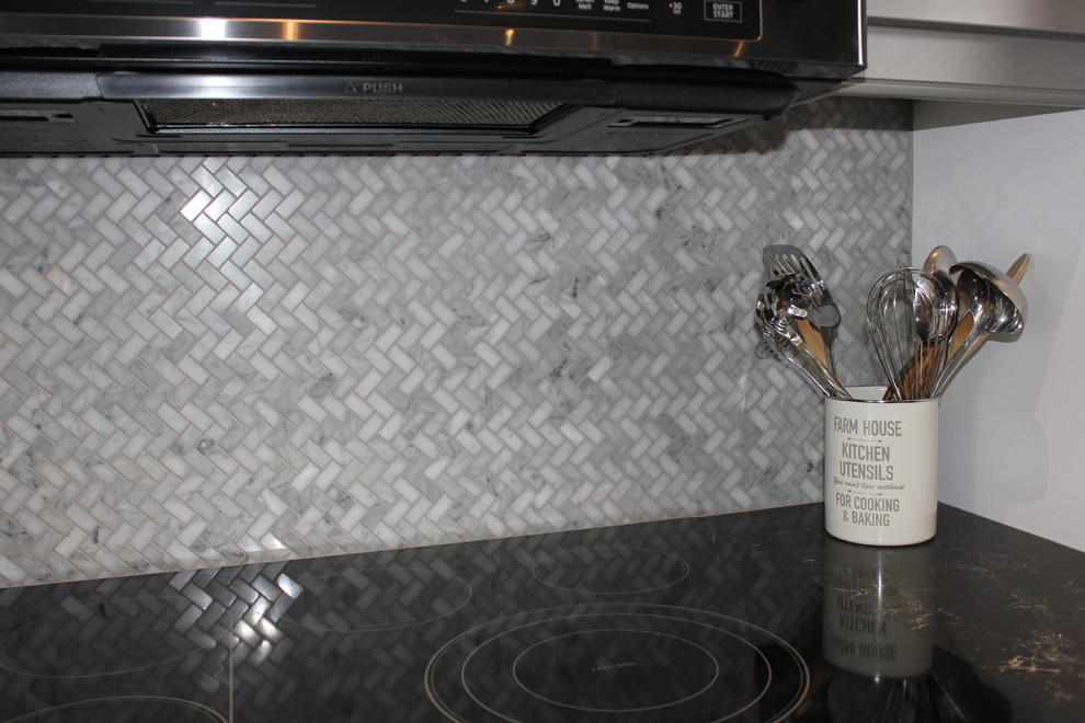 Exemple d'une cuisine chic de taille moyenne avec une crédence grise et une crédence en marbre.