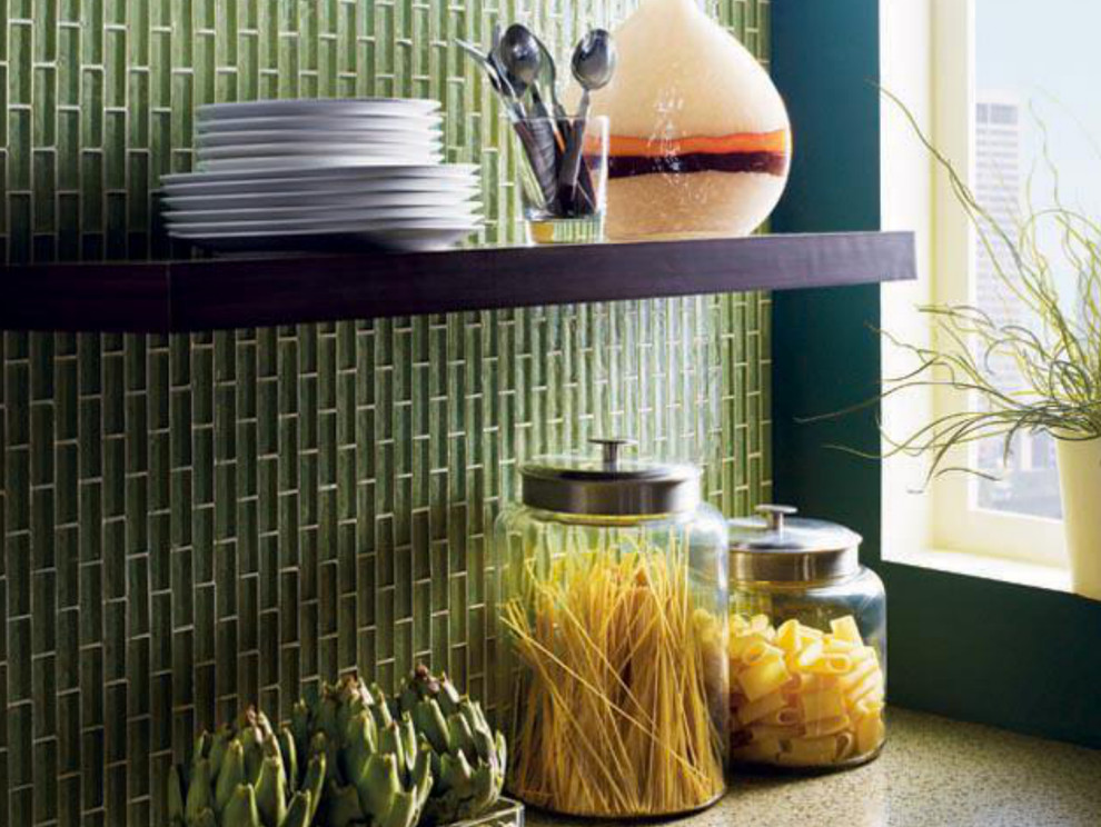 Immagine di una cucina minimal con top in granito, paraspruzzi verde, paraspruzzi con piastrelle a listelli e elettrodomestici in acciaio inossidabile