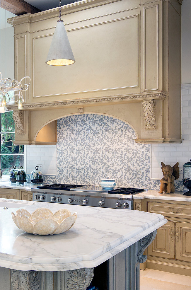 Idéer för ett klassiskt kök, med blått stänkskydd och stänkskydd i marmor