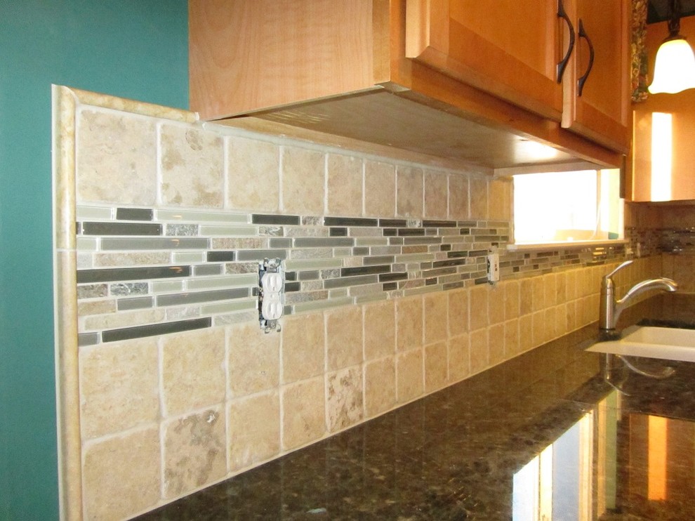 Backsplash Stone 4x4 tiles with a large glass and stone mosaic liner