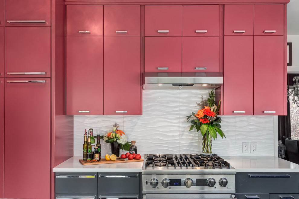 Exempel på ett avskilt, mellanstort modernt kök, med en undermonterad diskho, släta luckor, röda skåp, bänkskiva i kvarts, vitt stänkskydd, stänkskydd i keramik, rostfria vitvaror, klinkergolv i porslin och en köksö