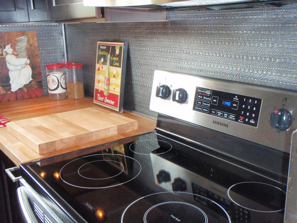 Свежая идея для дизайна: кухня в классическом стиле с фартуком цвета металлик - отличное фото интерьера