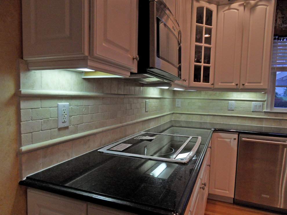 Küche mit Rückwand aus Metrofliesen in Philadelphia