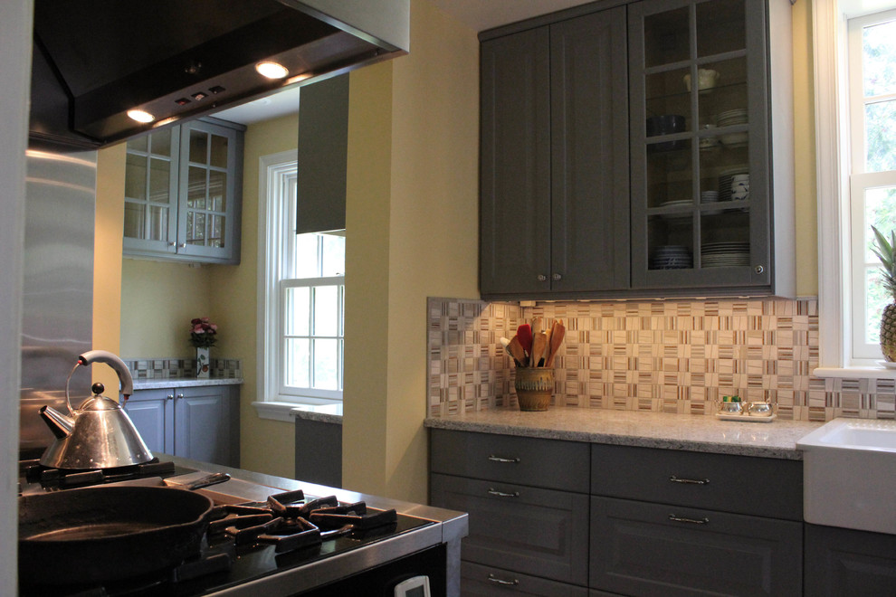 Modern inredning av ett mellanstort kök, med en dubbel diskho, luckor med glaspanel, grå skåp, bänkskiva i kvarts, flerfärgad stänkskydd, stänkskydd i stenkakel, rostfria vitvaror och korkgolv
