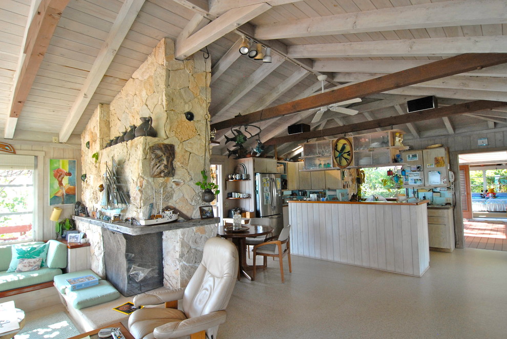 На фото: кухня-гостиная в морском стиле с искусственно-состаренными фасадами с