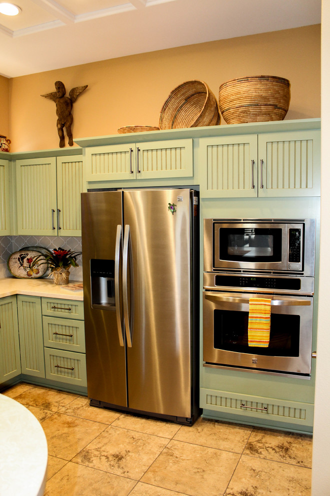 Bild på ett mellanstort vintage beige beige kök, med en undermonterad diskho, luckor med profilerade fronter, gröna skåp, bänkskiva i kvarts, beige stänkskydd, stänkskydd i keramik, rostfria vitvaror, klinkergolv i porslin, en halv köksö och beiget golv
